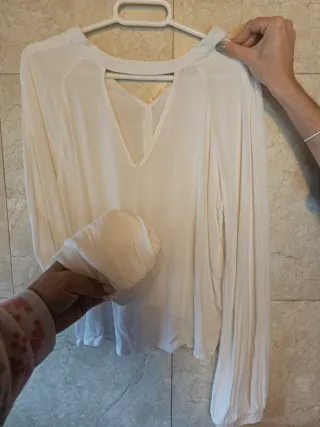 Camisa blanca vaporosa cuello alto