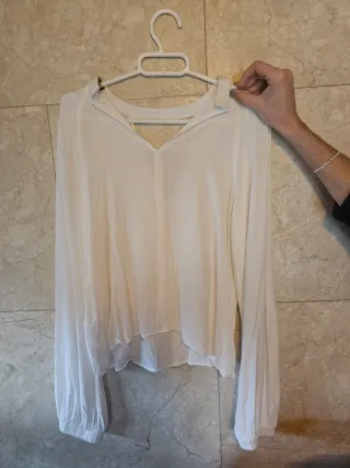 Camisa blanca vaporosa cuello alto