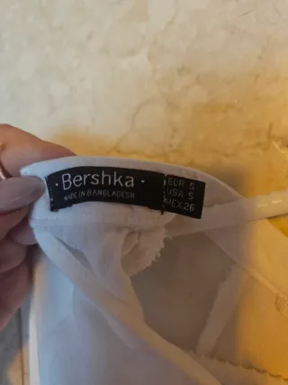 Camisa blanca vaporosa cuello alto