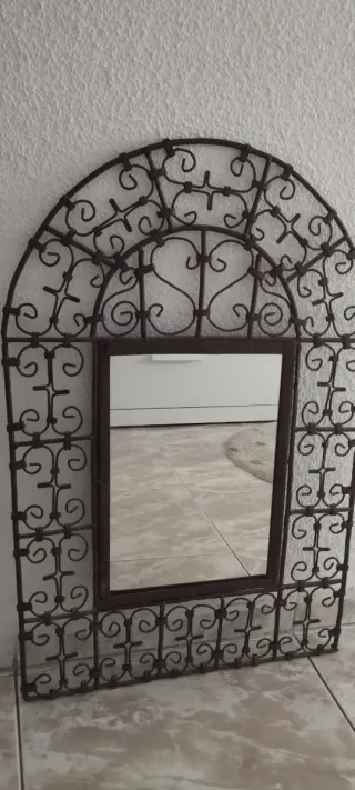 Specchio in ferro battuto marrone con cornice decorativa