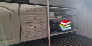 Muebles de cocina blancos y encimera negra