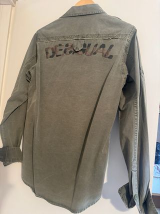 Camisa Desigual verde militar con bordados