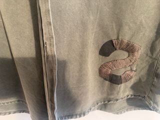 Camisa Desigual verde militar con bordados