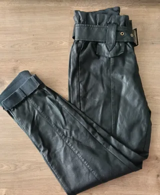 Calças polipele pretas com cinto