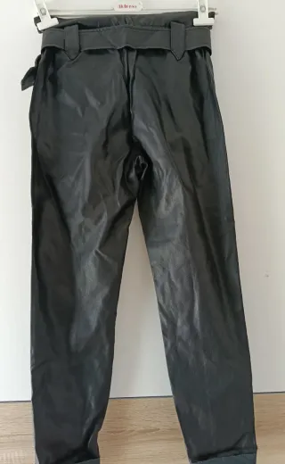 Calças polipele pretas com cinto
