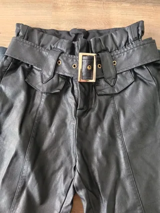 Calças polipele pretas com cinto