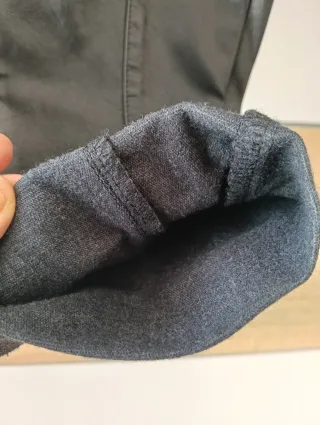 Calças polipele pretas com cinto