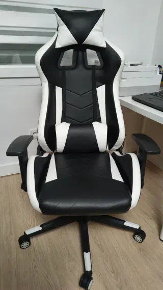 Silla de escritorio gaming negra y blanca