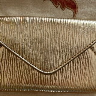 Bolso sobre dorado Zara