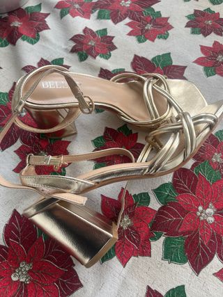 Sandalias doradas tacón