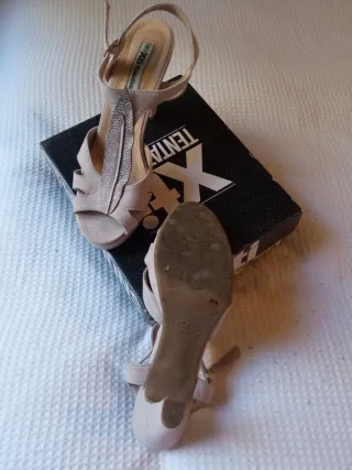 Zapatos de fiesta beige y plateados