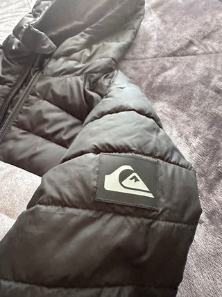 Chaqueta Quiksilver plumas negra y gris