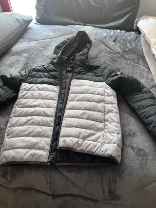Chaqueta Quiksilver plumas negra y gris
