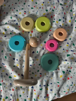 Juguete de anillas de madera