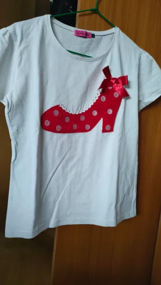 Camiseta manga corta con zapato tacón