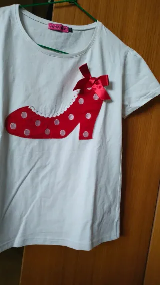 Camiseta manga corta con zapato tacón