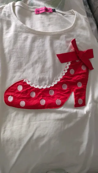 Camiseta manga corta con zapato tacón