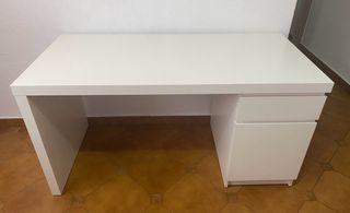 Escritorio blanco con cajones