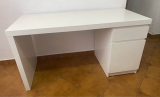 Escritorio blanco con cajones