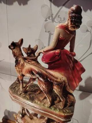 Figura mujer paseando perros años 60