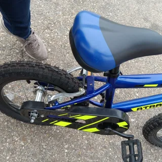 Bicicleta infantil azul y fosforita.