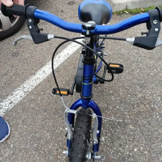 Bicicleta infantil azul y fosforita.