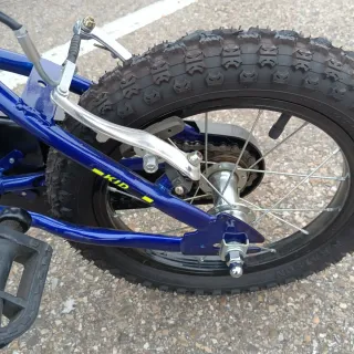 Bicicleta infantil azul y fosforita.