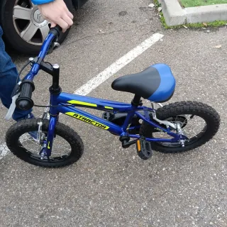 Bicicleta infantil azul y fosforita.