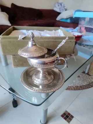 Zuccheriera antica con cucchiaino