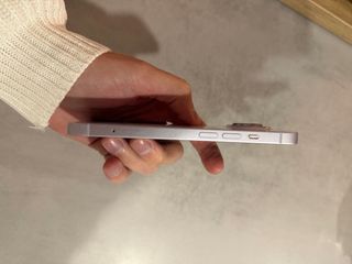 iPhone 14 Morado IMPECABLE + 11 Carcasas