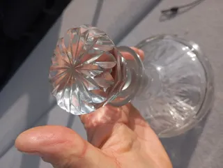 Antica bottiglia di liquore in vetro