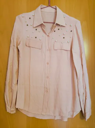 Camisa rosa con perlas