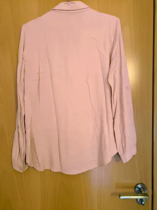 Camisa rosa con perlas
