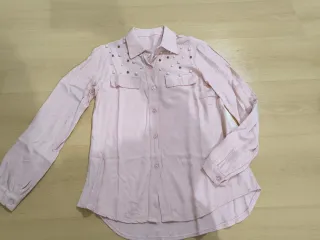 Camisa rosa con perlas
