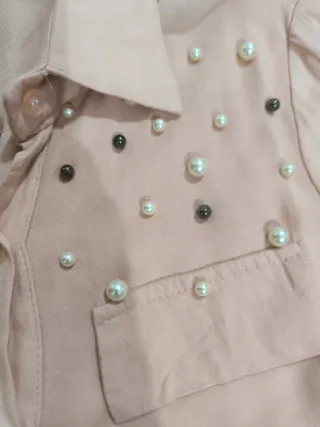 Camisa rosa con perlas