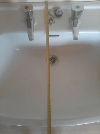 Lavabo vintage de porcelana con grifos originales