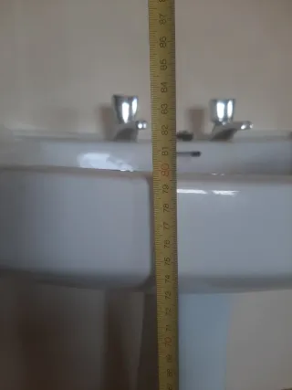 Lavabo vintage de porcelana con grifos originales