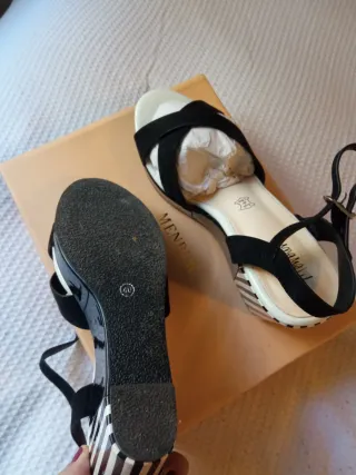 Zapatos de cuña negros y blancos