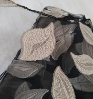 Fular gasa negro bordado beige sin estrenar