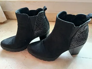Botines negros y otros grises talla 37