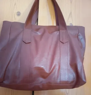 Bolso de polipiel marrón con dos asas