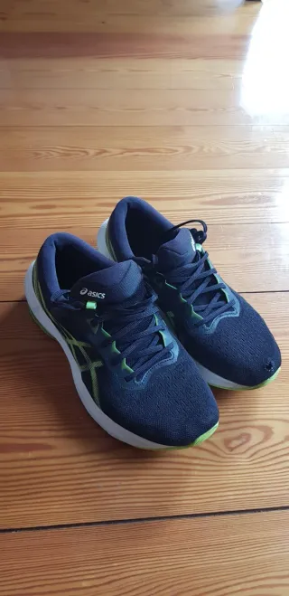 Tenis ASICS Gel running negros y verdes
