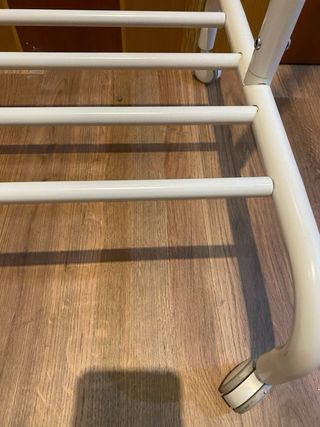 Porta abiti metallico con ruote