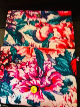 Bolso de mano con cadena y adornos dorados