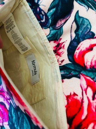 Bolso de mano con cadena y adornos dorados