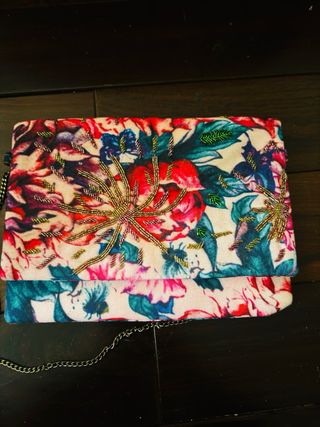 Bolso de mano con cadena y adornos dorados