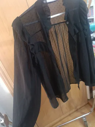 Camisa negra con lunares marrones