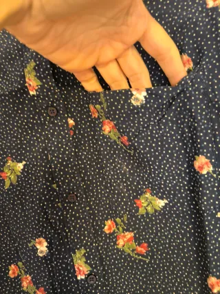 Camisa Bershka floral azul con lunares