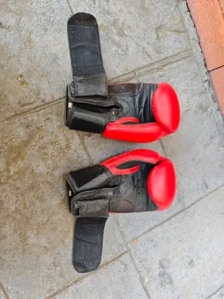 Saco de boxeo y dos pares de guantes