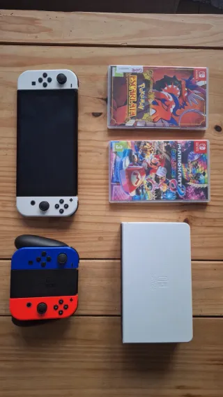 Nintendo Switch OLED + 4 mandos + 2 juegos